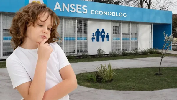 Niño de la AUH pensando en Anses