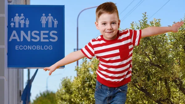Niño de AUH o SUAF frente a cartel de Anses