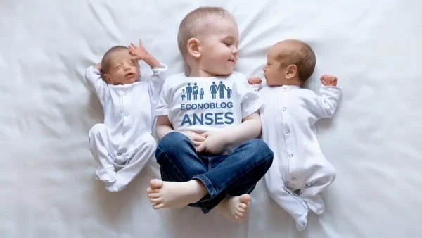Bebés con remera de Anses para AUH y SUAF