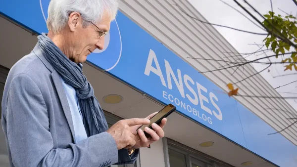 Jubilado con celular frente a Anses