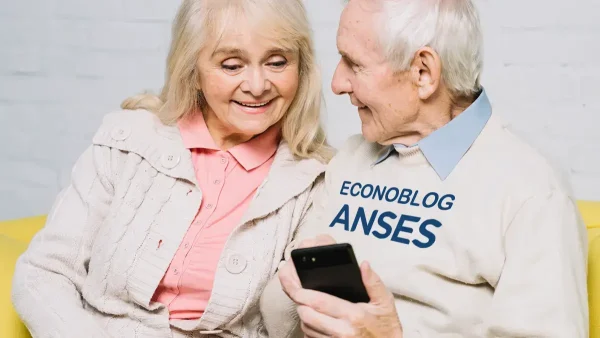 Jubilados de Anses con celular