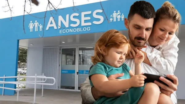 Familia del SUAF o AUH con su celular en Anses