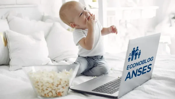 Bebé frente a computadora de Anses para AUH