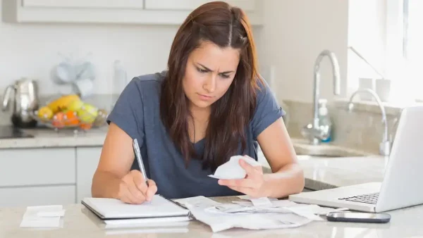 Deudora con una calculadora