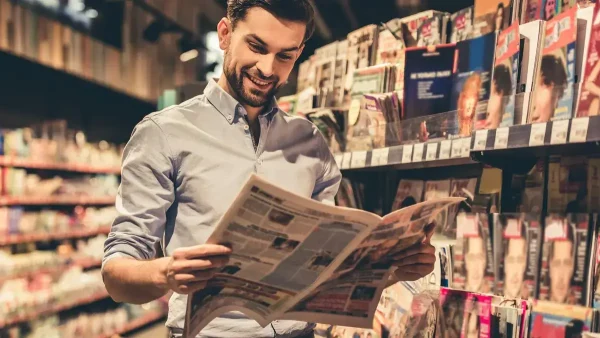 Hombre leyendo el diario
