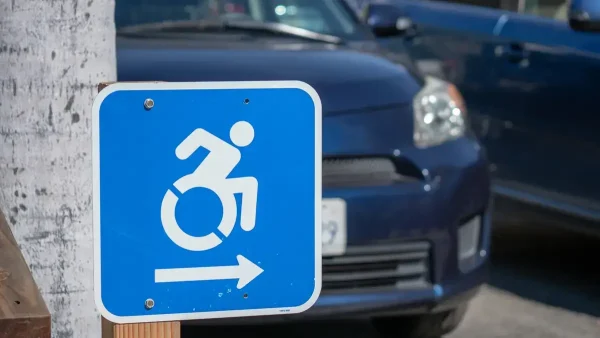 Estacionamiento con símbolo de discapacidad
