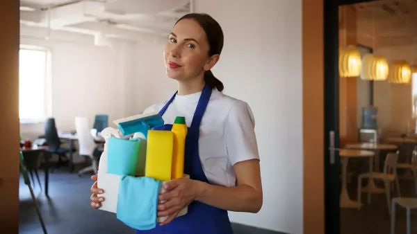 Empleada doméstica trabajando
