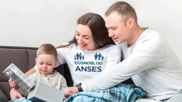 Familia con ropa de Anses para AUH y SUAF