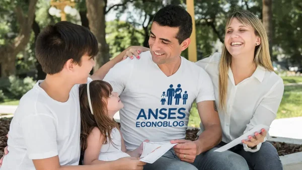 Feliz familia de la AUH con remera de Anses