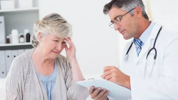 Jubilada preocupada con su médico