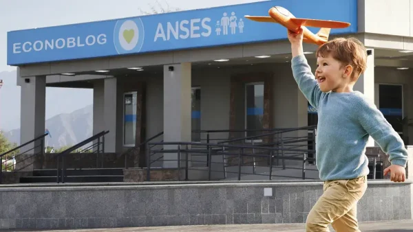 Niño de AUH jugando en Anses