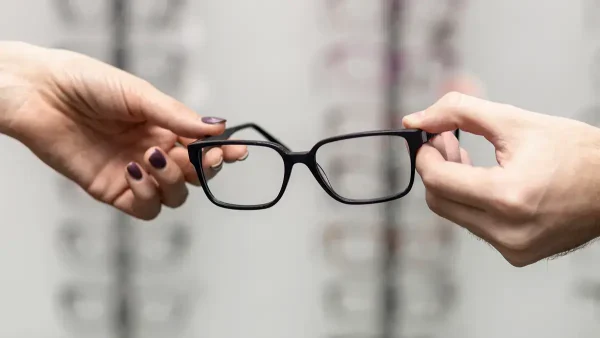 Manos con lentes