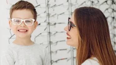 Niño con lentes