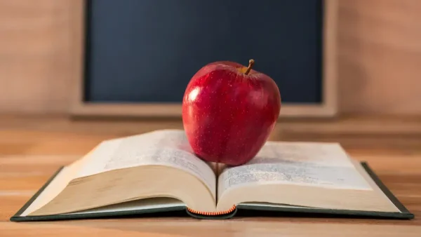 Libro con manzana en escuela