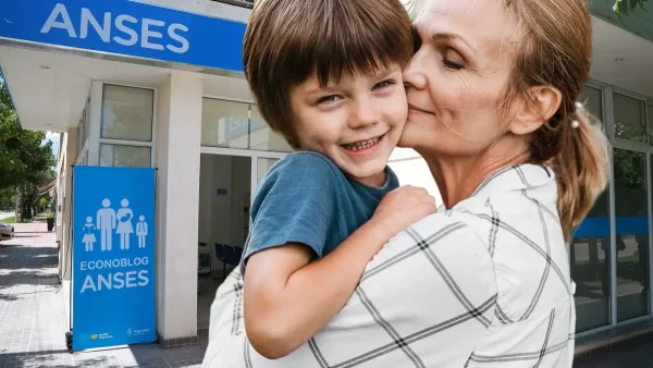 Madre de la AUH con su hijo en Anses