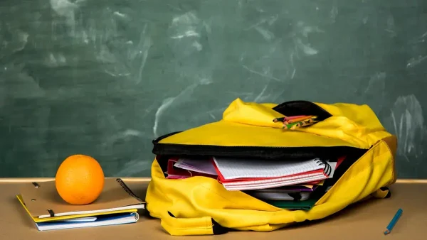 Mochila sobre un escritorio
