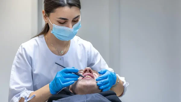 Odontóloga con paciente