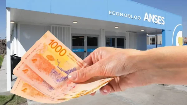Mano sosteniendo pesos en Anses