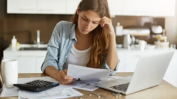 Mujer preocupada con su calculadora