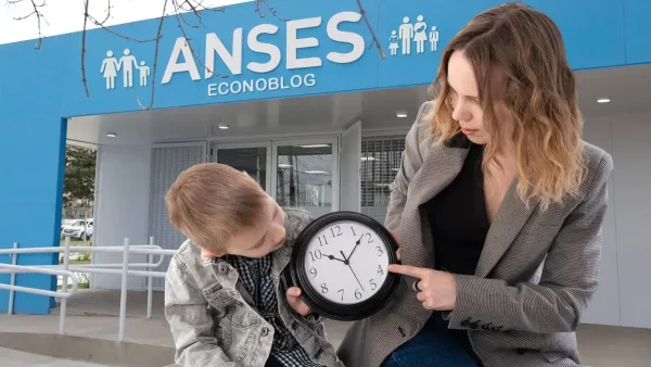 Madre en Anses con cartel del SUAF y AUH