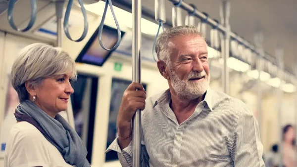 Jubilados viajando en el subte