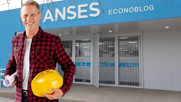 Trabajador riendo con casco en Anses