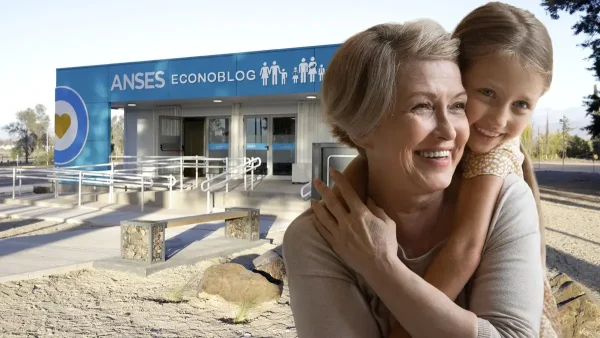 Abuela en Anses junto a cartel de SUAF y AUH