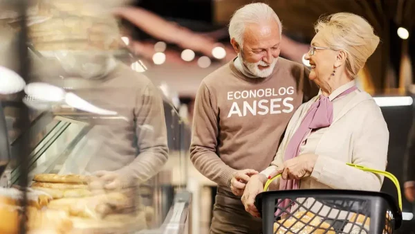 Jubilados de Anses contentos en un supermercado