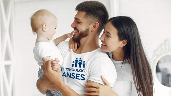 Familia con bebé y remera de Anses para AUH