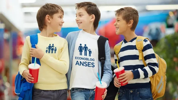 Estudiantes de AUH y SUAF con ropa de Anses