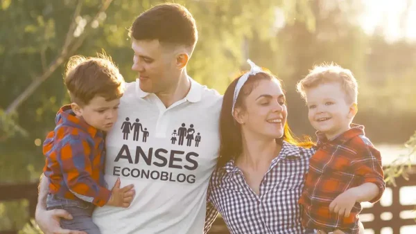 Familia del SUAF o AUH con remera de Anses