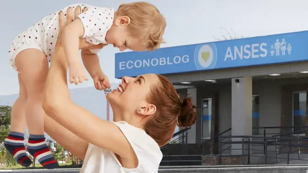 Madre de AUH con su bebé en Anses