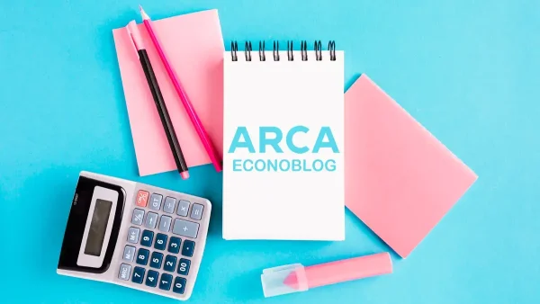 Calculadora junto a calculadora de ARCA