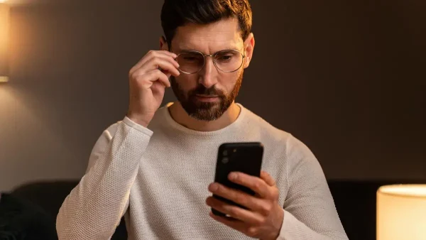 Hombre pensando con su celular