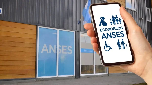 Mano con celular frente a Anses