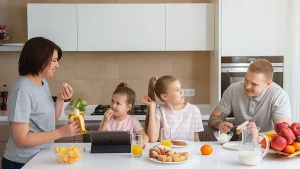 Familia tipo comiendo