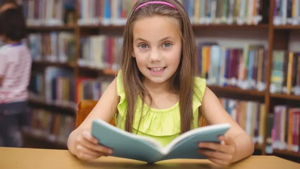 Estudiante de primaria con un libro