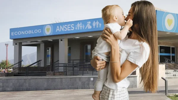 Madre con su bebé junto a cartel de Anses para AUH y SUAF