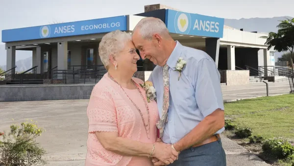 Pareja de jubilados frente a Anses