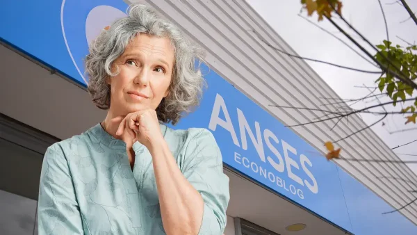 Jubilada pensando frente a Anses