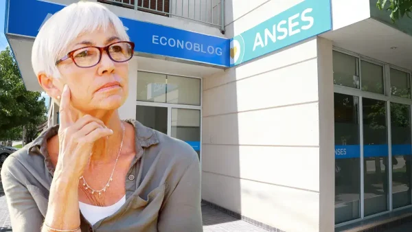 Jubilada pensando en oficina de Anses