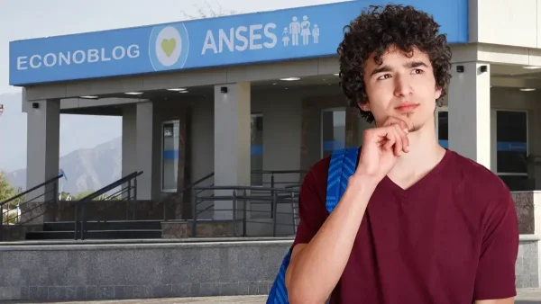 Adolescente de AUH pensando frente a Anses