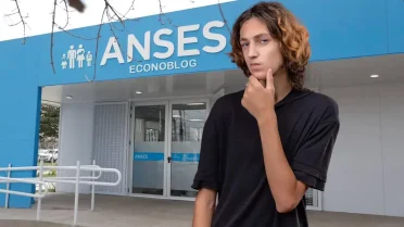 Adolescente de AUH pensando en Anses
