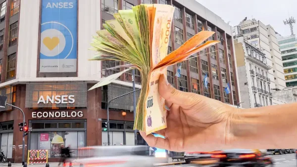 Mano sosteniendo pesos en Anses