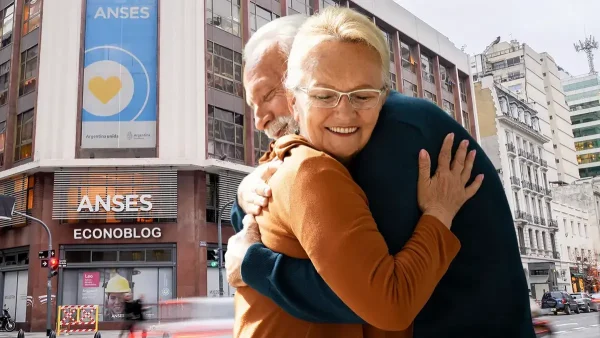 Abrazo de jubilados frente a Anses