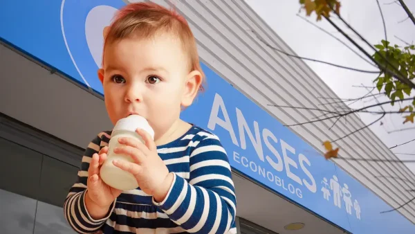 Bebé de la AUH tomando leche en Anses