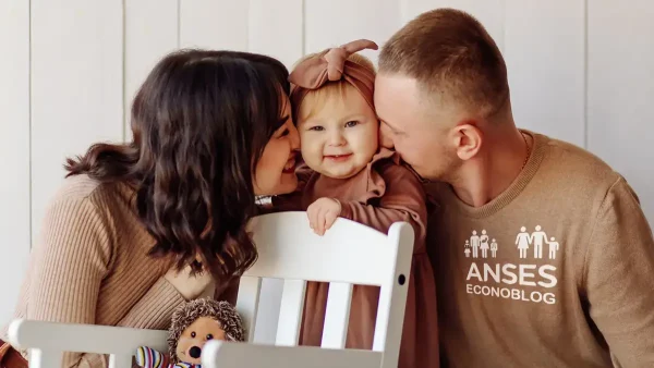 Familia con su bebé y ropa de Anses para AUH y SUAF