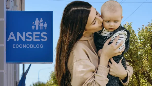 Bebé de la AUH con su mamá en Anses