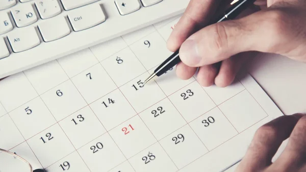 Mano con un calendario