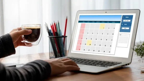 Taza de café junto a calendario